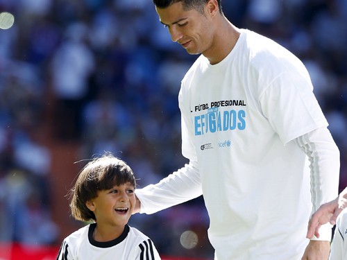 Ronaldo ra sân cùng cậu bé tị nạn