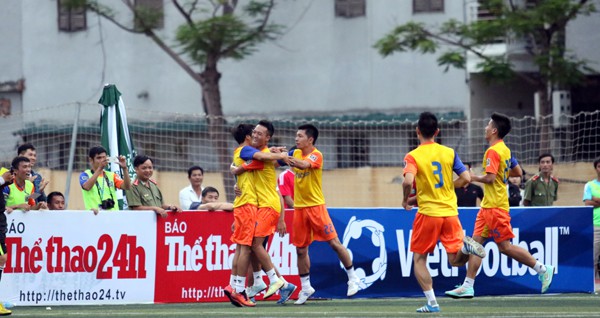 Pha ăn mừng sau bàn thắng thứ 2 vào lưới Văn Minh