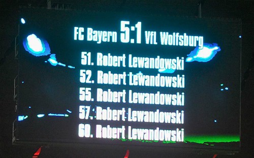 Một tay Lewandowski "hủy diệt" Sói xanh Wolfsburg.