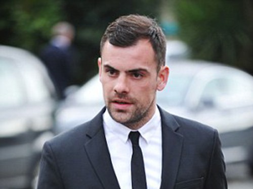 Darron Gibson hầu tòa