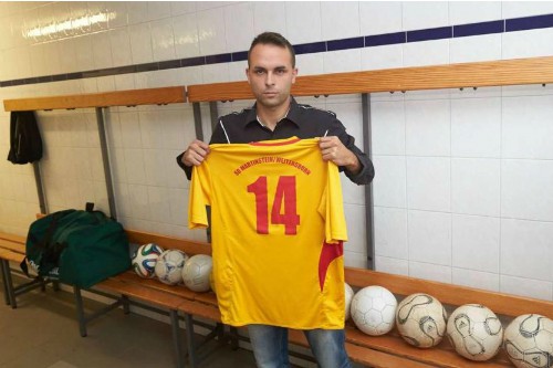 HLV Mirko Altmaier và áo đấu của Oliver D.