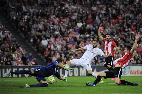 Real Madrid's Karim Benzema of France, centre,  tries to score past Athletic Bilbao's goalkeeper Gorka Iraizoz, during the Spanish La Liga soccer match between Bilbao and Real Madrid, at San Mames stadium in Bilbao, northern Spain, Wednesday, Sept. 23, 2015. (AP Photo/Alvaro Barrientos)