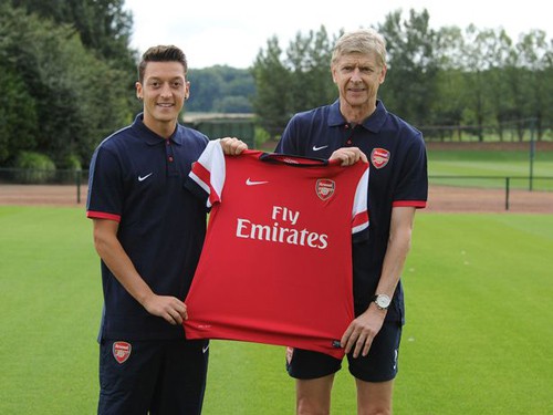 Mesut Oezil mỉa mai cả Man Utd lẫn Man City