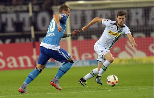 Lasogga (trái, Hamburg) đi bóng trước Nordtveit (Gladbachs).