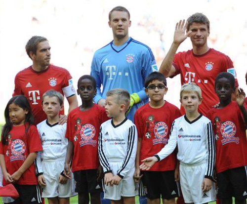 Bayern Munich mời những trẻ em nhập cư làm mascot.
