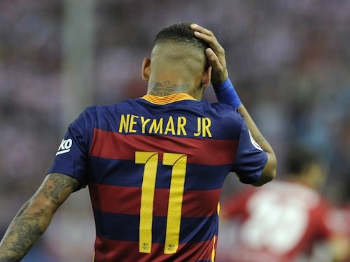 Neymar san bằng cách biệt bằng cú sút phạt thần sầu.