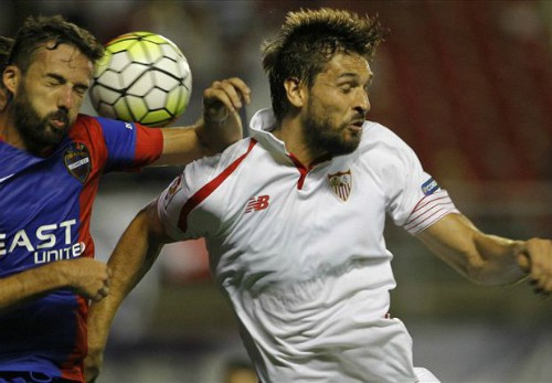 Cả Levante lẫn Sevilla (áo trắng) đều chưa biết tới chiến thắng.