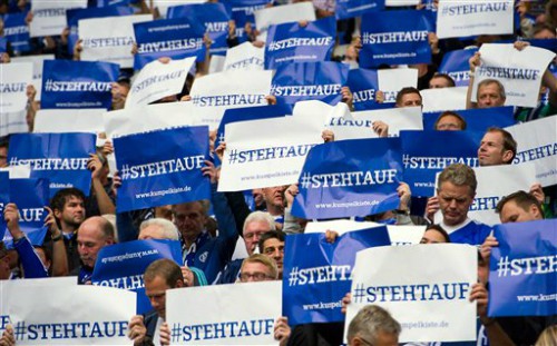 Hình ảnh vô cùng ý nghĩa trên sân Veltins Arena của Schalke 04.