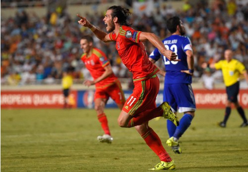Gareth Bale tiếp tục sắm vai người hùng của Wales ở vòng loại EURO 2016.
