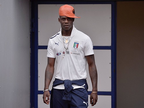 Cuộc sống của Balotelli ở Milan: Ngày ăn chay, đêm ngồi thiền