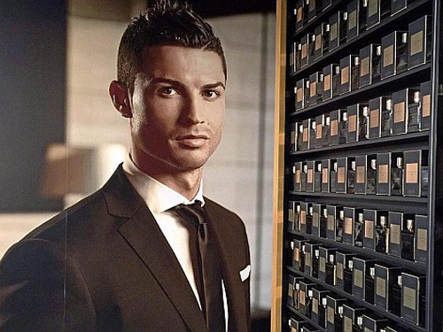 Ronaldo ra mắt mê hồn hương