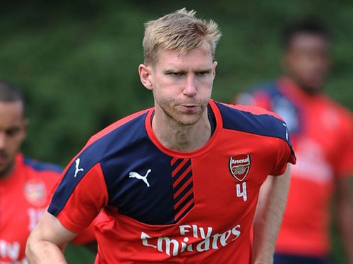 Mertesacker thoát hiểm trong tai nạn xe hơi