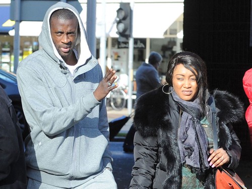 Yaya Toure phụ bạc con rơi: Mẹ không đưa ảnh nóng, con đừng mong có tiền