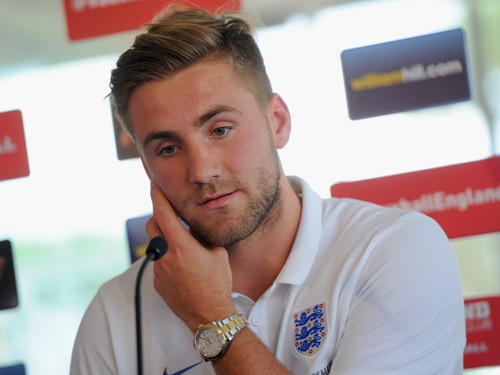 Luke Shaw: Chân gãy thì ở nhà tìm... vợ