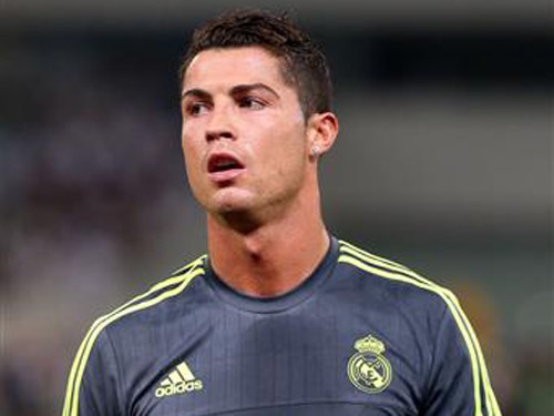 Ronaldo cũng dùng bùa Juju?