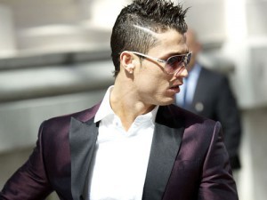Cristiano Ronaldo: Một lần gõ bàn phím, mua được hai siêu xe