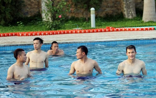 Nhóm cầu thủ của HN.T&T, B.Bình Dương tập thả lỏng tại bể bơi cùng chuyên gia Shinichi 