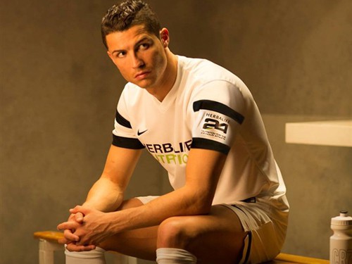 Ronaldo sản xuất  nước uống tăng lực