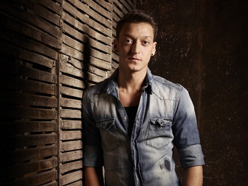 Người tình tin đồn Amine Gulse của Mesut Oezil: Không có thời gian để... yêu