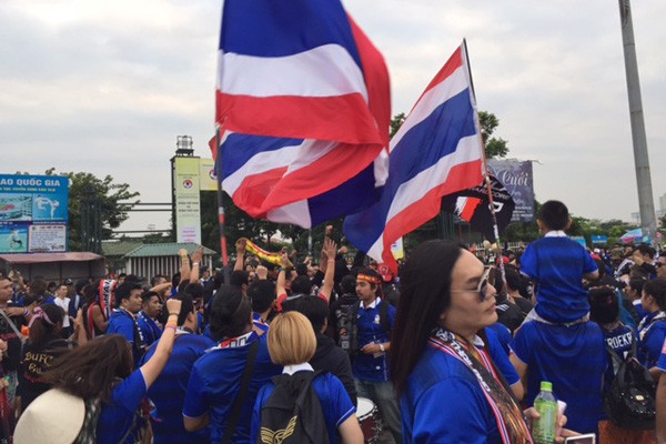 Hàng nghìn CĐV Thái tạo bầu không khí lễ hội ở Mỹ Đình
