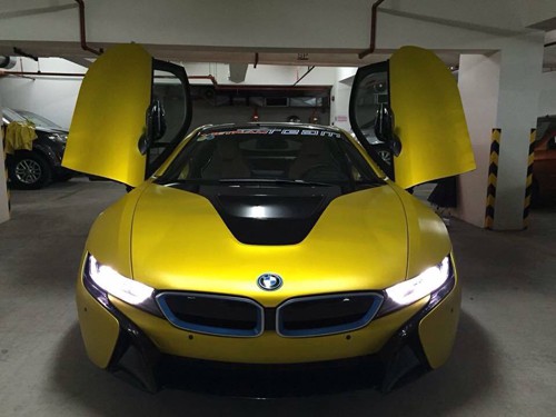 BMW i8 “lột xác”  thành màu vàng 