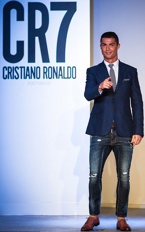 Ronaldo ra mắt thương hiệu giày mới