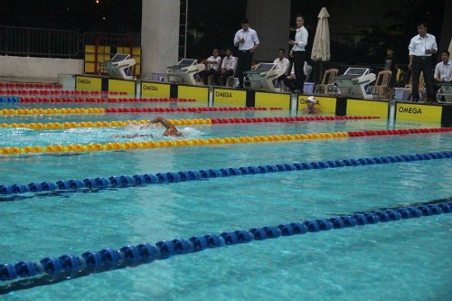 Ánh Viên đợi đối thủ về đích ở 1500m.