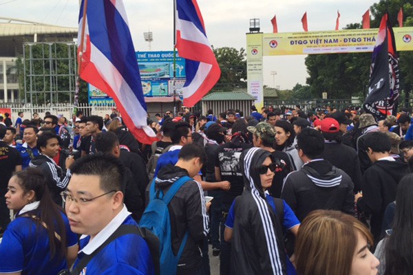 Hàng nghìn CĐV Thái tạo bầu không khí lễ hội ở Mỹ Đình