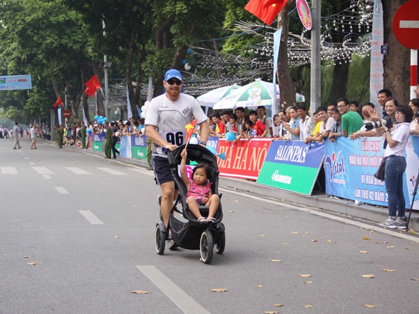 Chùm ảnh: Người nước ngoài thích thú tham dự giải chạy vì hòa bình