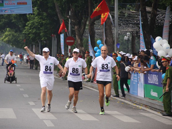 Chùm ảnh: Người nước ngoài thích thú tham dự giải chạy vì hòa bình