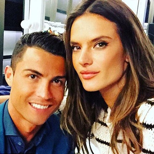 CR7 mê… “gái hai con”