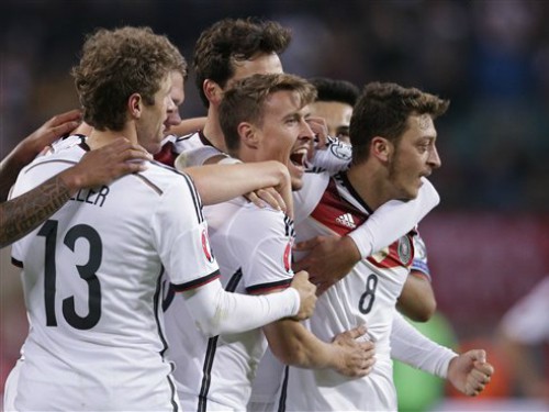 Đức giữ vững ngôi đầu với bàn thắng muộn của Max Kruse.