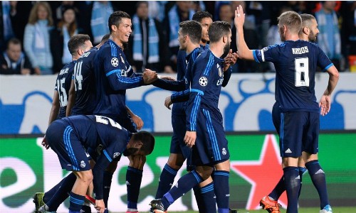 Ronaldo chia vui cùng đồng đội sau khi vượt qua cột mốc 500 bàn thắng trong sự nghiệp.