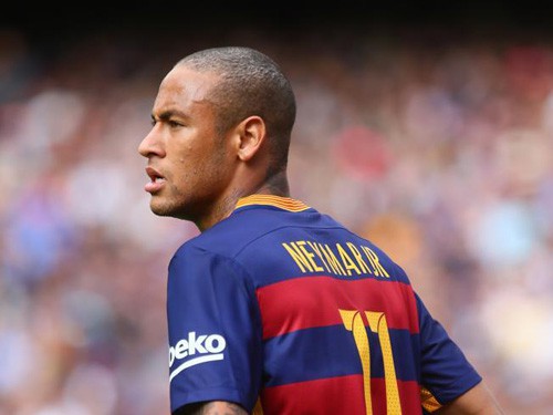Alves cạo trọc đầu Neymar
