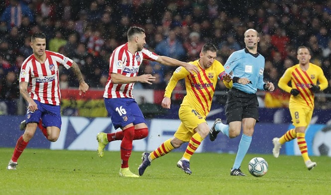 Messi và mối quan hệ kỳ lạ với trọng tài ở trận Barca vs Atletico