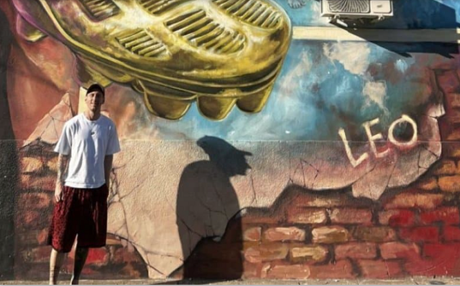 Messi tạo dáng bên bức tranh tường đặc biệt ở quê nhà Argentina
