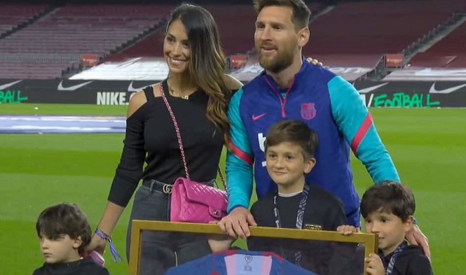 Messi được vinh danh kỷ lục với Barca bên cạnh gia đình