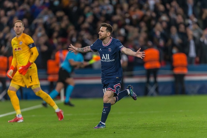 Messi vượt qua Pele nhờ cú đúp ở Champions League