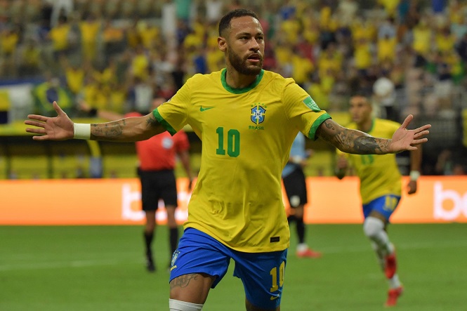 Neymar tiến thêm một bước tới kỷ lục của Pele với Brazil