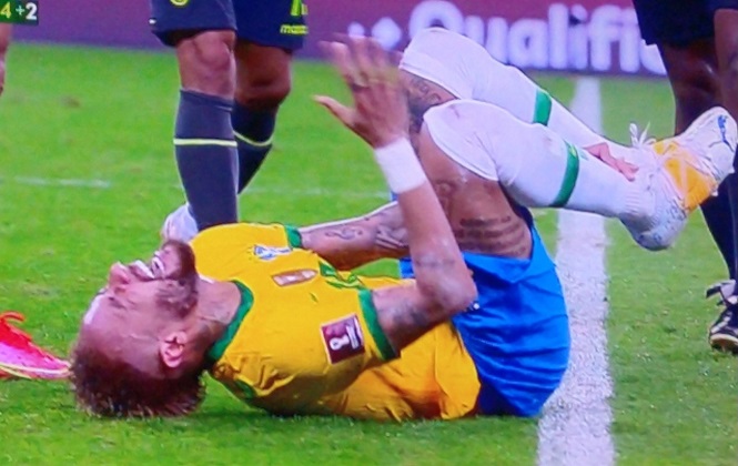 Cận cảnh Neymar bị “triệt hạ” thô bạo ở trận Brazil vs Ecuador