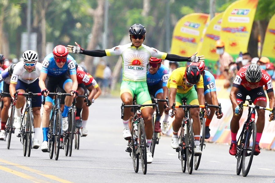 Trần Tuấn Kiệt mất áo xanh, Nguyễn Tấn Hoài nhất chặng 10 giải xe đạp Cúp Truyền hình 2022
