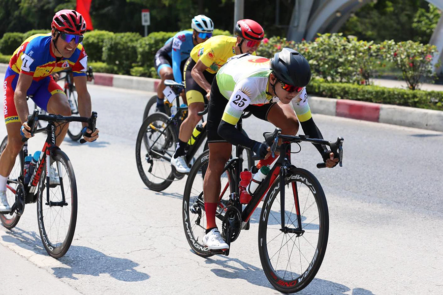 Nguyễn Tấn Hoài “xé” áo xanh vua nước rút chặng 4 giải xe đạp Cúp Truyền hình 2022
