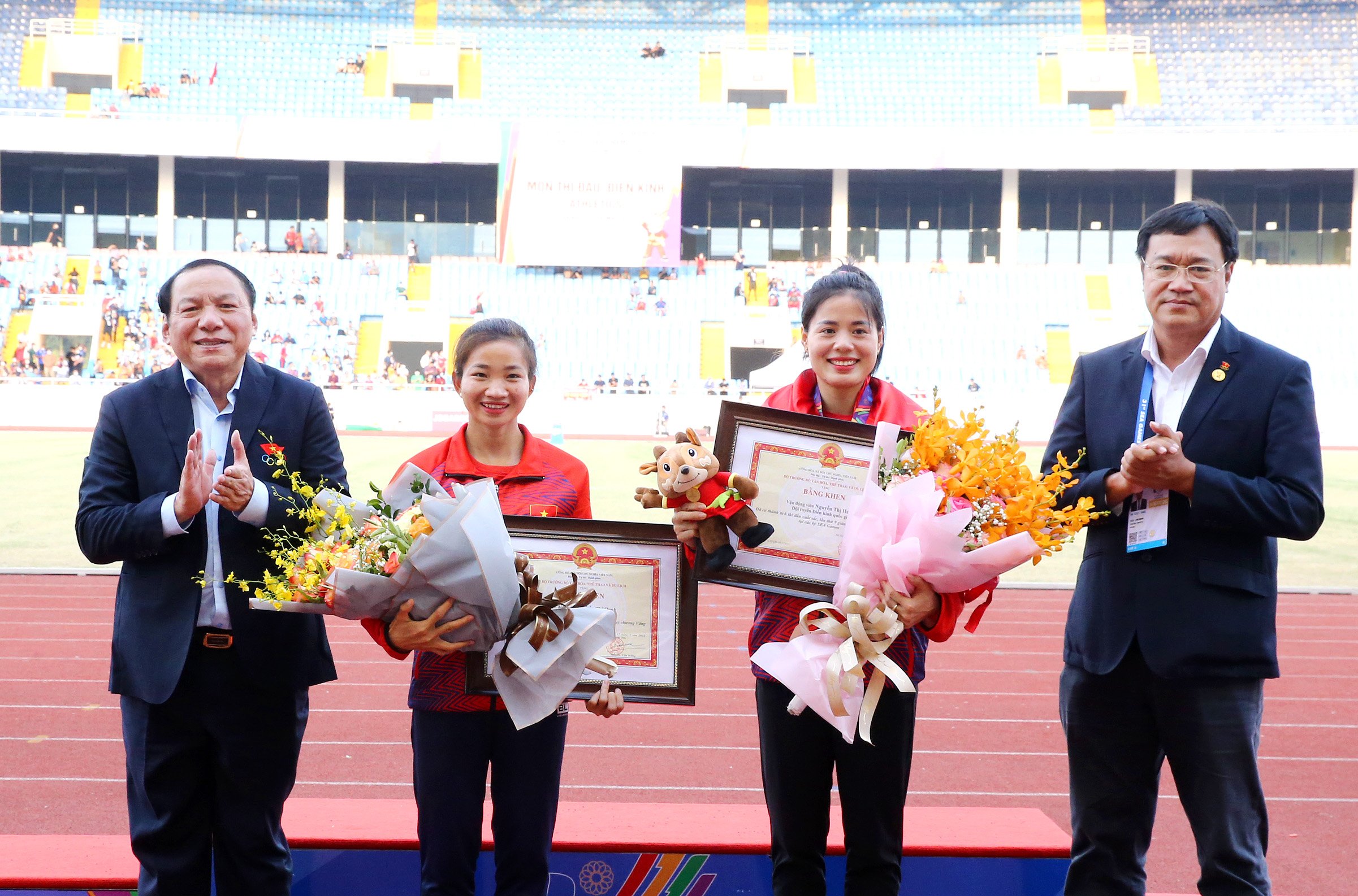 Hai nhà vô địch Nguyễn Thị Oanh, Nguyễn Thị Huyền được nhận bằng khen của Bộ VHTTDL