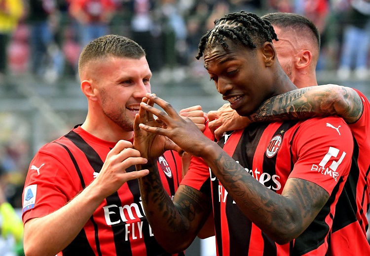 AC Milan giành chiến thắng then chốt để tiến gần tới chức vô địch
