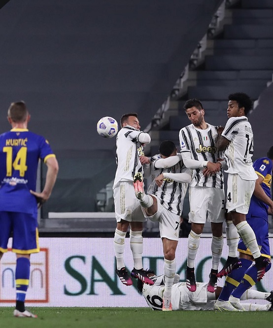 Ronaldo che mặt làm hàng rào khiến Juventus để lọt lưới
