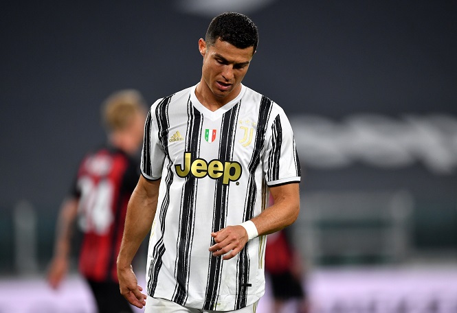Ronaldo chơi tệ nhất từng thấy trong trận Juventus thua Milan