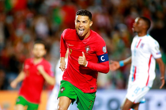 Ronaldo cán mốc 800 bàn thắng bằng hat-trick cho Bồ Đào Nha