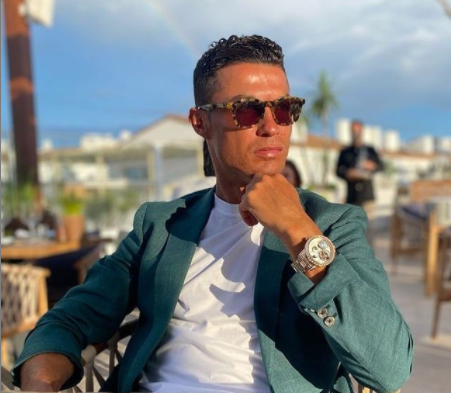 Ronaldo mở phòng khám ghép tóc kiếm hàng triệu euro