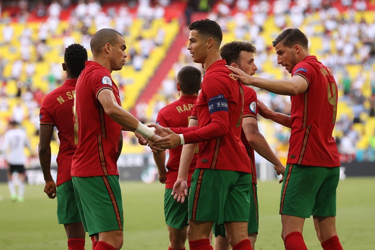 Ronaldo và Bồ Đào Nha bị giáng đòn mạnh trước trận play-off World Cup