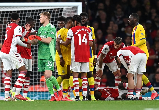 Ngôi sao Arsenal chấn thương sau cú đá kiểu MMA của Palace